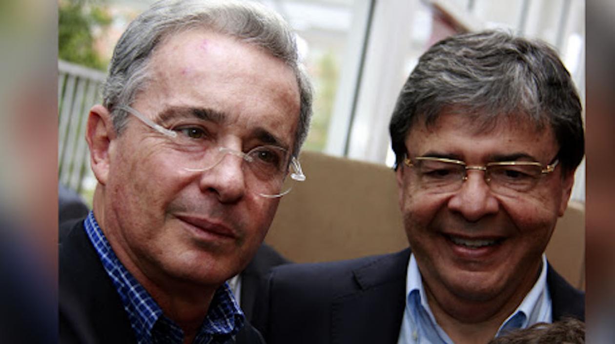 Carlos Holmes y Alvaro Uribe