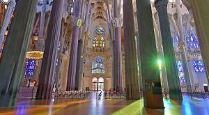 Interior de Catedral de La Sagrada Familia en Barcelona del arquitecto arquitecto Antoni Gaudí.