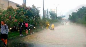 Inundaciones en la Avenida Cañasgordas por las intensas lluvias del pasado viernes.