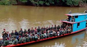 Guerrilleros de las FARC desplazándose por ríos
