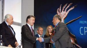 Fotografía del periodista Oscar López Noguera cuando es felicitado por el Presidente Juan Manuel Santos y el expresidente Belisario Betancur por su Premio Nacional de Periodismo CPB.