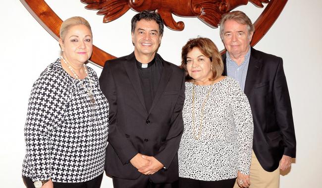 De izquierda a derecha Esperanza Beltrán, Libardo Valderrama Centeno S.J., Connie de Garcés y Julián Garcés