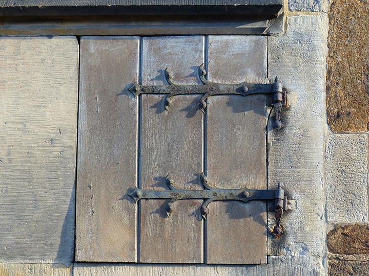 small-door-1130644_720