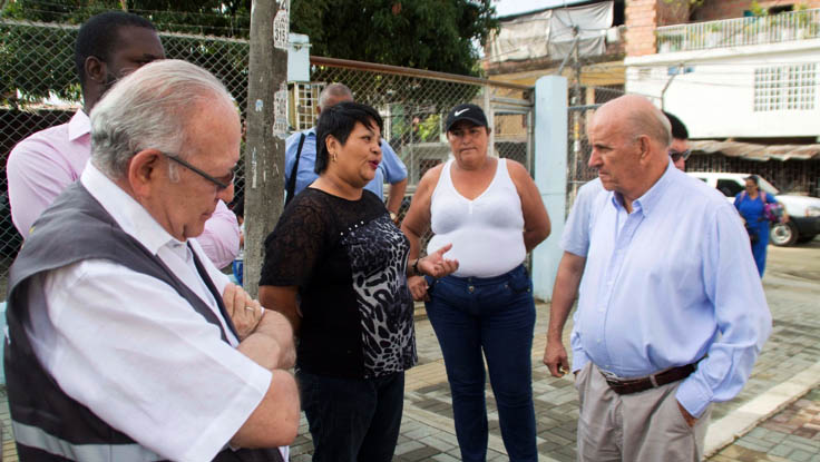 El Tío, ex viceministro de salud, Oscar Rojas, se pone el chaleco, y sale a las calles junto a Armitage