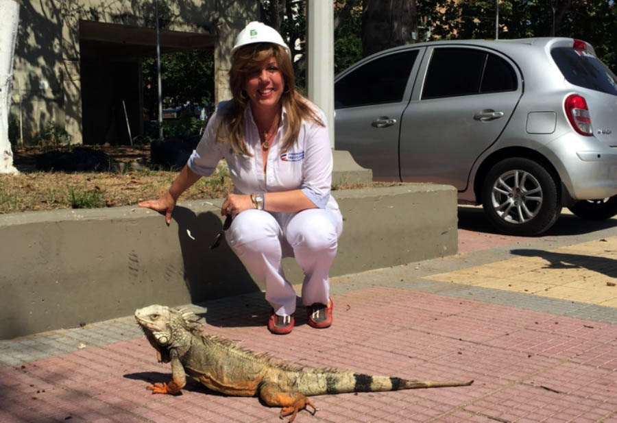 A Clara Luz Roldan la acompaña una iguana