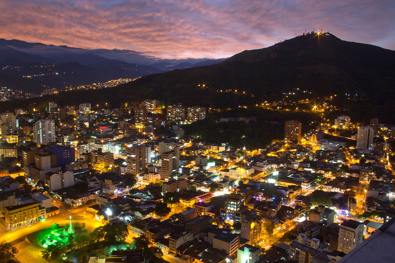 Panoramica nocturna de Cali