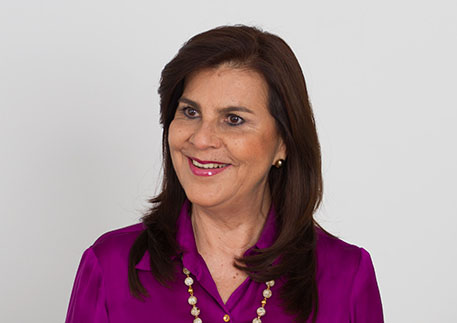 Fotografía Laura Lugo, Secretaria de Justicia y Seguridad de Cali en la estatua de Sebastián de Belalcazar