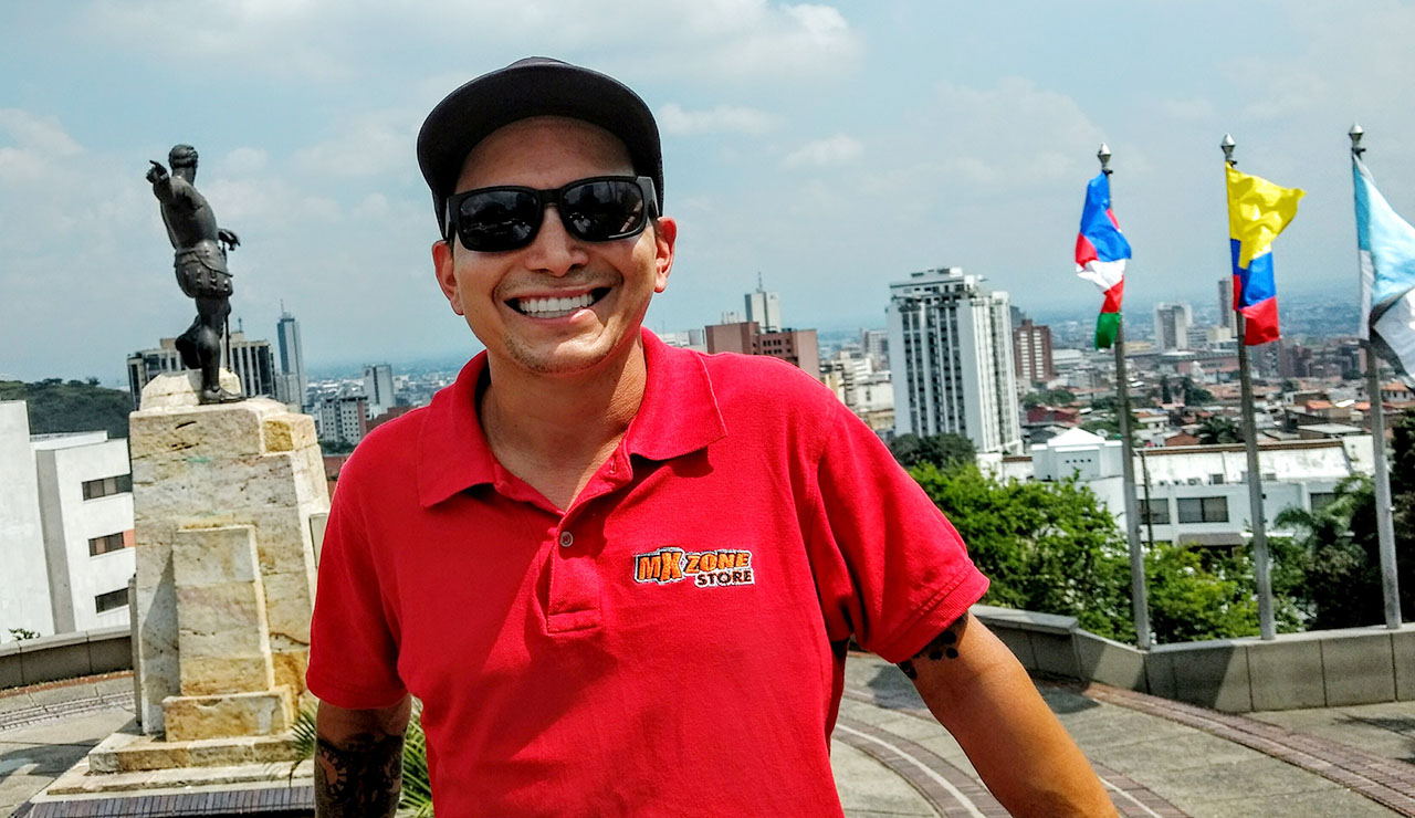 Fotografía Mauricio Ospina, practicante free style motociclismo extremo en la Estatua de Belalcazar en Cali