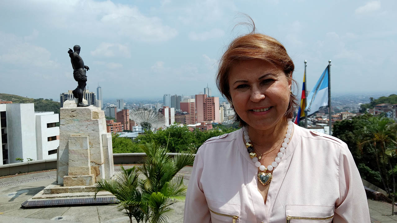 Noralba García secretaria de Gobierno Valle del Cauca en Estatua de Belalcazar