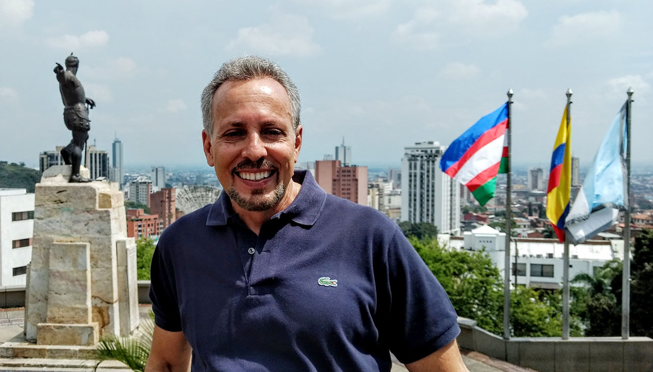 Fotografía Ricardo Cobo, excalde, empresario economista analista de ciudad en la Estatua de Belalcazar en Cali