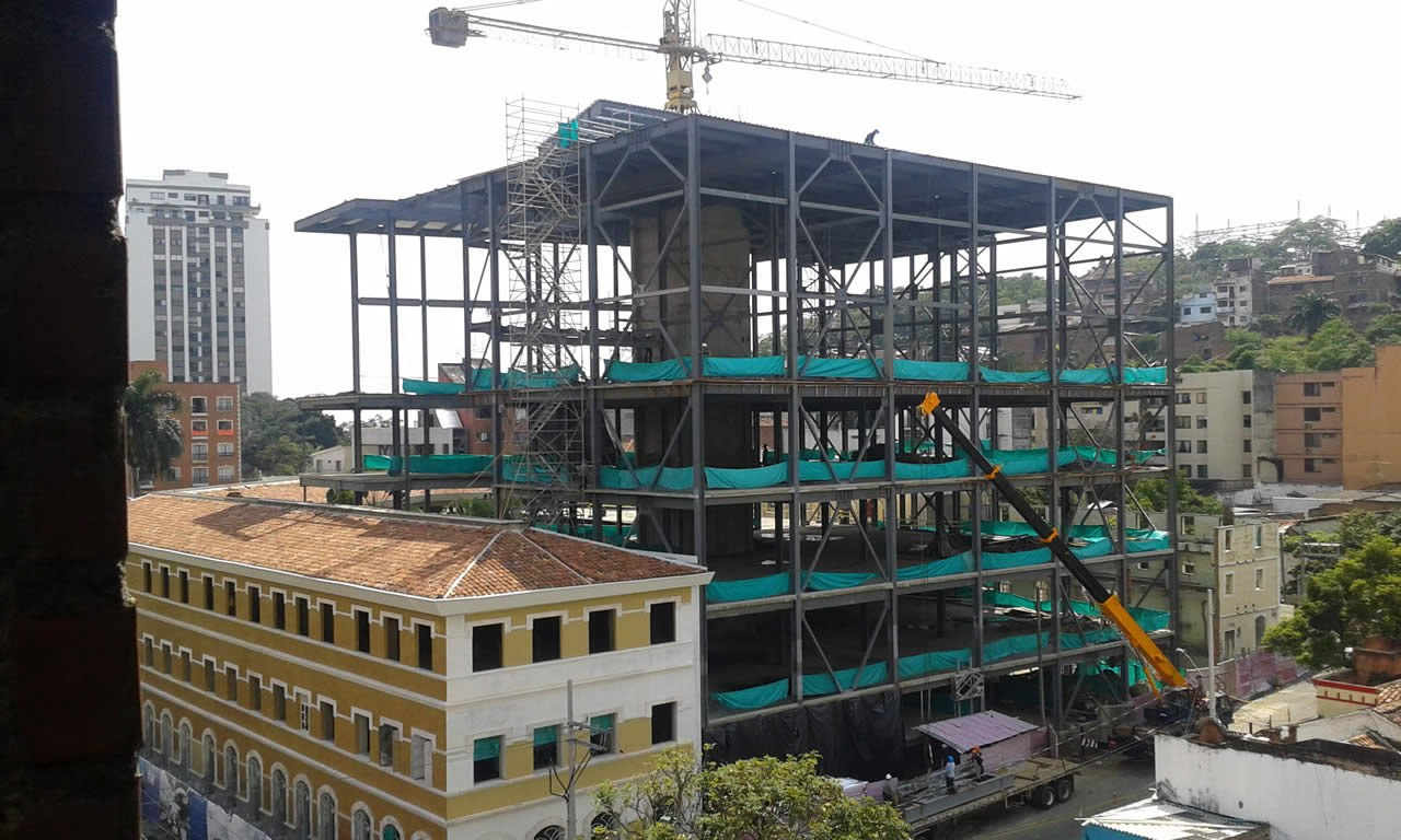 Mantienen doble altura, planos aprobados era para edificación baja, modificados, sigue licencia en el aire, lo construido vs lo aprobado.