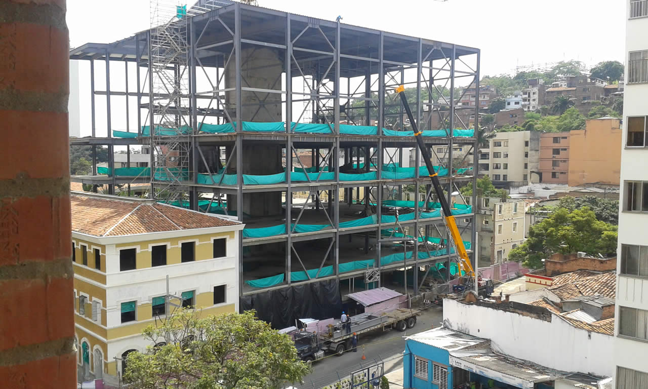 Subiendo vigas, prueba que no han suspendido construcción