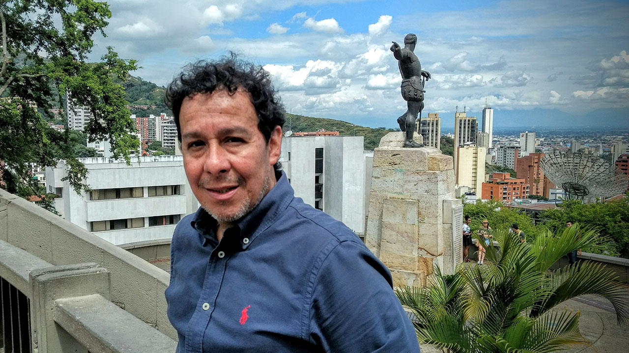 Fotografía David Vergara en la estatua de Sebastián de Belalcazar en Cali