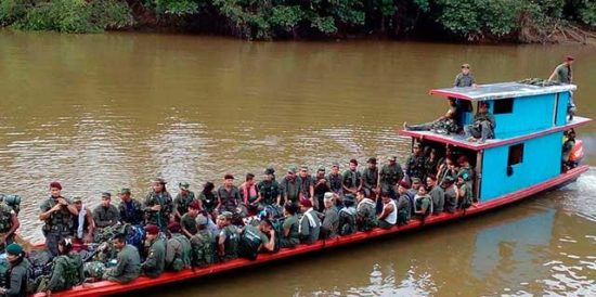 Guerrilleros de las FARC desplazándose por ríos