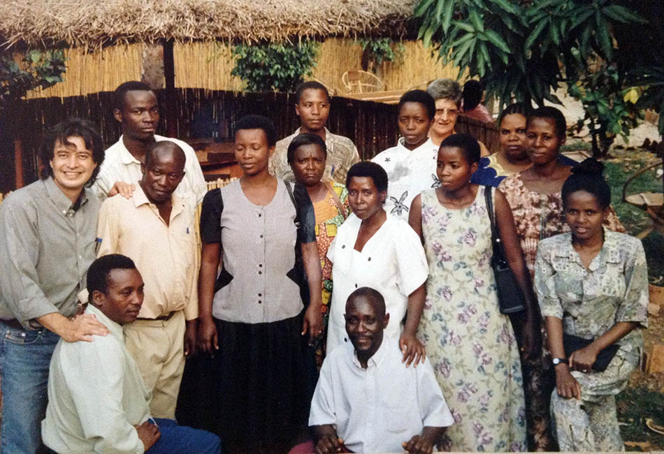 Fotografía del padre jesuita Libardo Valderrama Centeno con refugiados en el Congo