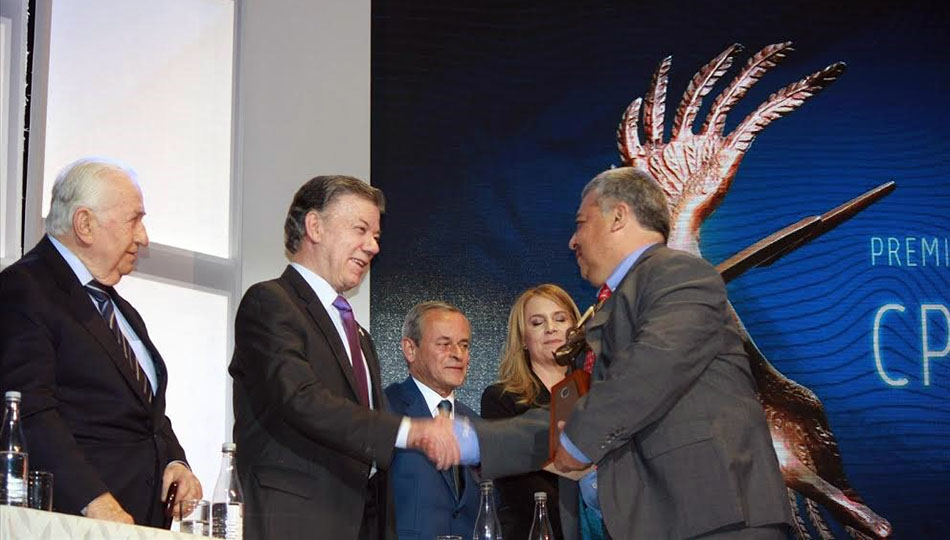 Fotografía del periodista Oscar López Noguera cuando es felicitado por el Presidente Juan Manuel Santos y el expresidente Belisario Betancur por su Premio Nacional de Periodismo CPB.