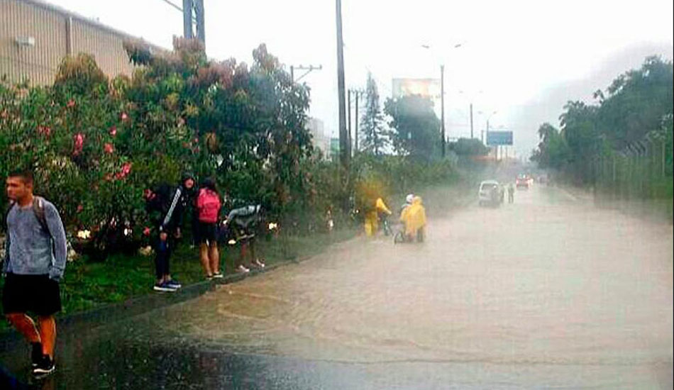 Inundaciones en la Avenida Cañasgordas por las intensas lluvias del pasado viernes.