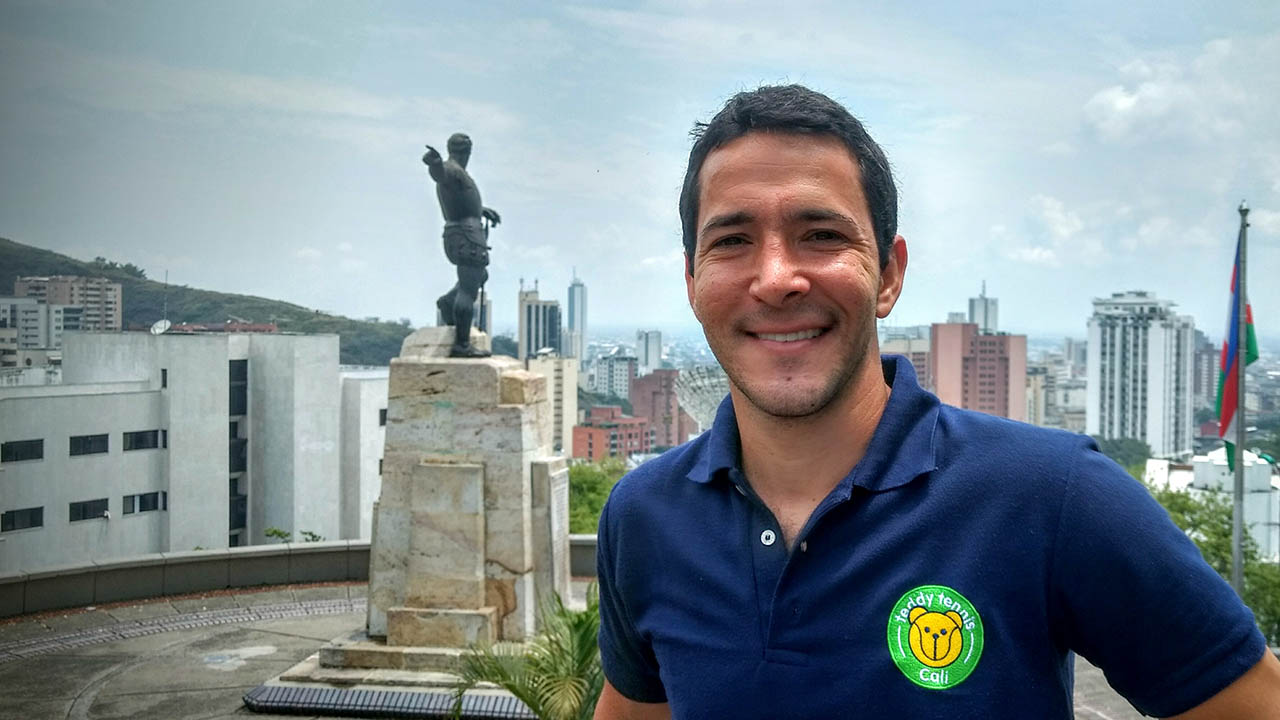 Gustavo Adolfo Ramírez en la estatua de Sebastián de Belalcazar