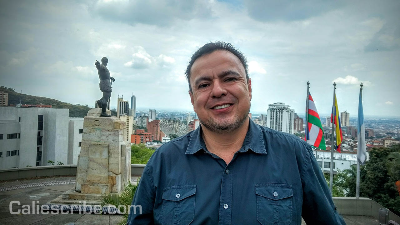 Fotografía de Jesús Darío Gonzáles en la estatua de Sebastián de Belalcazar