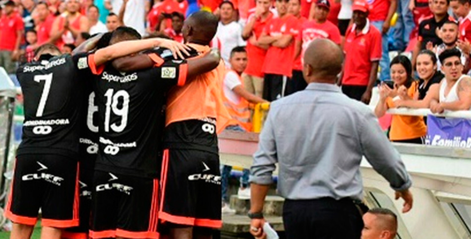 América se aleja de la tabla de descenso