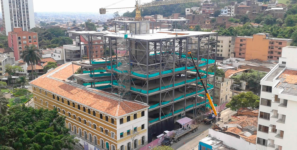 Colegio Sagrada familia quedó con 7 pisos ilegales