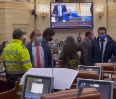 La  policia sacada Camara de Representantes