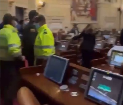 La  policia sacada Camara de Representantes