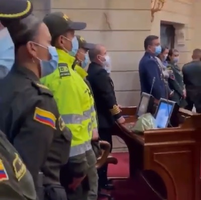 La  policia sacada Camara de Representantes
